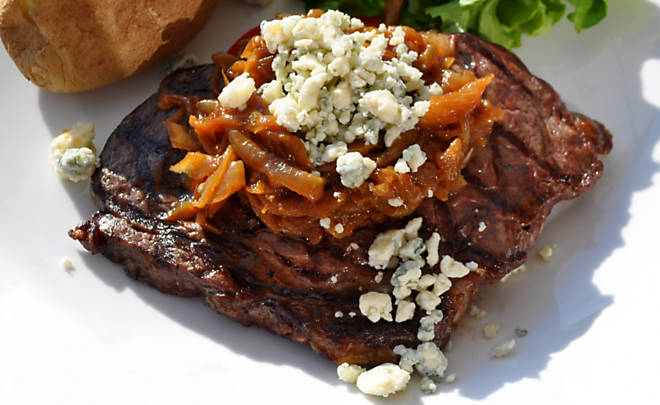 grilled_buffalo_rib_eye_steak_with_onions_and_roquefort_recipe_homemedium
